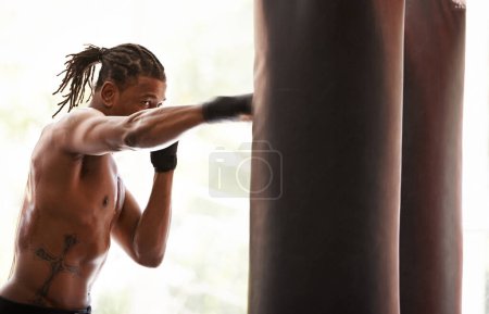 Téléchargez les photos : Entraînement, sac de boxe et boxe homme noir en salle de gym pour l'exercice, le défi sportif ou l'entraînement de compétition. boxeur de puissance, de muscle et de champion à l'entraînement avec confiance, combat et énergie dans le club de fitness. - en image libre de droit