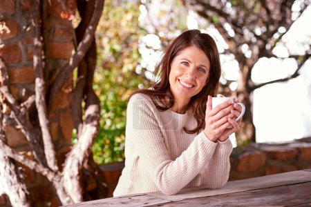 Foto de Mañana, retrato y mujer bebiendo café, espresso o cappuccino en el jardín trasero del hogar. Bokeh, sonrisa y cara de persona femenina con bebida caliente para relajarse, la paz y la felicidad en la naturaleza. - Imagen libre de derechos