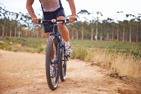 Téléchargez les photos : Personne, vélo et campagne pour la nature, hors route et vélo pour la santé et le bien-être. Athlète, vélo et entraînement pour l'entraînement, le transport et l'exercice avec le sentier de montagne Cape Town pour la remise en forme. - en image libre de droit
