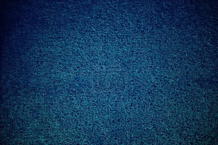 Foto de Alfombra, textura y tela azul primer plano en la tierra o el suelo con la industria textil, fondo y patrón abstracto. Alfombra, papel pintado y detalle de la superficie con lana o estera con color y sin personas. - Imagen libre de derechos