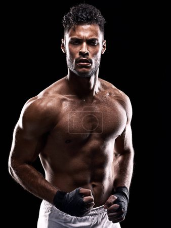 Téléchargez les photos : Fitness, fort et portrait d'homme avec boxe pour le sport, l'exercice et l'entraînement isolé en fond noir. Homme, athlète et boxeur en studio pour le bien-être, l'entraînement et la santé. - en image libre de droit