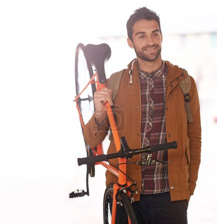 Téléchargez les photos : Homme, heureux et vélo pour voyager avec transport, empreinte carbone et durabilité avec trajet pour l'environnement. Vélo pour un voyage respectueux de l'environnement, vélo et sourire avec cavalier, entraînement et bien-être. - en image libre de droit