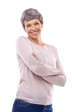 Téléchargez les photos : Sourire, bras croisés et portrait de femme âgée en studio avec bonheur, confiance et joie sur fond blanc. Retraite, mode et femme âgée pour l'esthétique, le style et l'habillement. - en image libre de droit