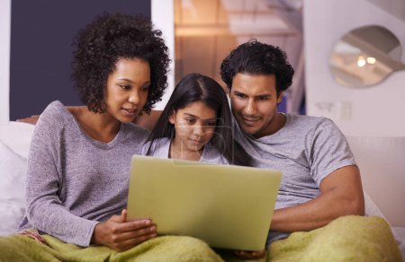 Familie, Mädchen und Sofa mit Laptop, um Film auf Online-Website für Bildungsprogramme oder Kinderentwicklung zu sehen. Eltern, Zuhause und Bindung mit Streaming-Cartoon im Wohnzimmer, Lernen und Unterstützung.