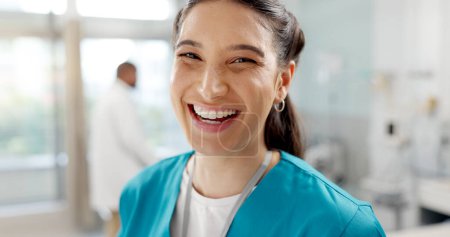 Téléchargez les photos : Médecine, sourire et portrait d'une infirmière dans un hôpital de santé, de médecine et d'un employé travaillant dans une clinique. Santé, soins et services par une femme médecin professionnelle en salle d'opération ou de chirurgie. - en image libre de droit