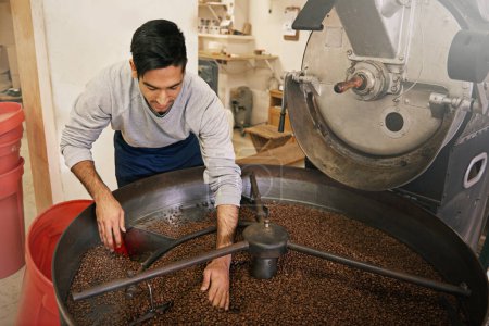 Kaffee, Café und Mann mit Röstmaschine mit Mischung, Produktion und Qualitätskontrolle. Unternehmer, Barista oder Person mit Bohnen in Kleinunternehmen, nachhaltiges Start-up und Espresso-Prozess.