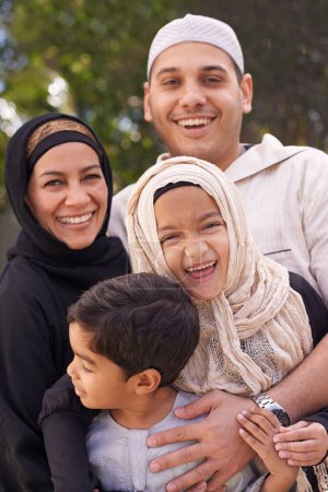 Téléchargez les photos : Famille, sourire et portrait pour le lien, l'enfance et le bonheur dans la cour arrière pour les parents, les enfants et le ramadan. Peuple musulman ou mère et père avec enfants en vêtements religieux pour l'islam et l'eid. - en image libre de droit