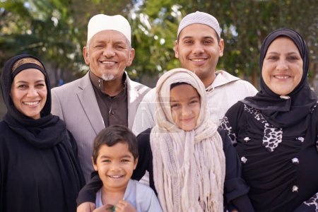 Téléchargez les photos : Nature, musulman et portrait d'enfants en famille pour coller, ramadan et à l'extérieur ensemble. Islam, vieil homme ou femme et parents avec enfants pour l'amour, la garde d'enfants et le soutien avec le sourire dans le parc. - en image libre de droit