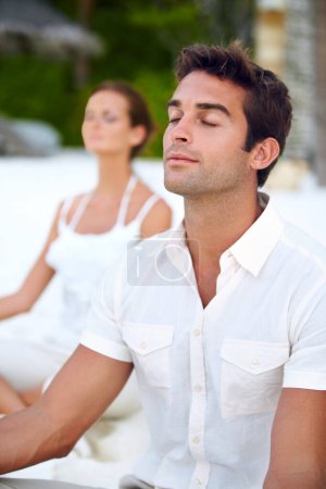Foto de Yoga, meditación y pareja en la playa para relajarse para aliviar el estrés, el bienestar y la atención plena para una paz tranquila. Zen, océano y gente de vacaciones para sanación espiritual, salud mental o matrimonio. - Imagen libre de derechos