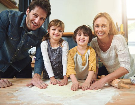 Foto de Retrato, sonrisa y familia horneando pizza en la cocina juntos, vinculación y feliz por aprender en casa. Cara, madre y padre con los niños cocinando, enseñando y ayudando a los padres con la masa de harina en la mesa. - Imagen libre de derechos