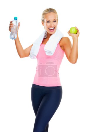 Téléchargez les photos : Studio, athlète et portrait de femme avec pomme et bouteille d'eau pour hydrater la personne féminine. Fond blanc, bien-être et fitness pour fille avec entraînement, exercice ou entraînement et en bonne santé. - en image libre de droit