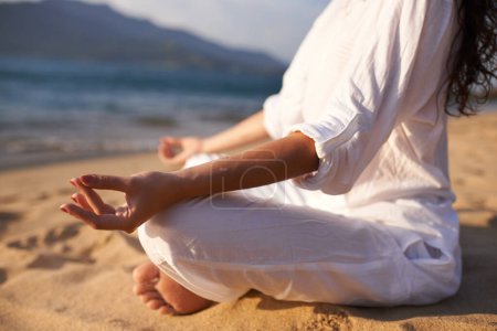 Téléchargez les photos : Yoga, mains et femme à la plage en méditation pour la paix zen, le bien-être et la pleine conscience dans la nature extérieure. Lotus gros plan, sable et personne calme en vacances pour la guérison spirituelle ou la santé mentale. - en image libre de droit