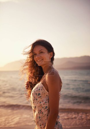 Foto de Mujer feliz, pensando en la playa y viajar por el océano, vista y vacaciones en Cancún con la naturaleza, puesta de sol y brisa. Aire fresco, bienestar y reflexión al aire libre, sonrisa para la aventura y el turismo en la isla. - Imagen libre de derechos