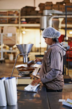 Herstellung, Frau und Kaffee Verpackung in Fabrik mit Export-Service, Karriere und Produktionsprozess. Unternehmen, Arbeiter und Angestellte mit Säcken, Waagen oder Lieferketten im Lager.