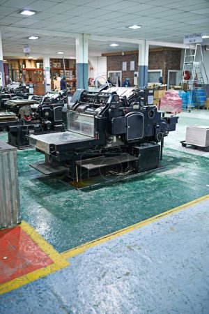 Máquina, producción y fábrica para la industria y fabricación para su distribución en almacén. Metal, equipo para stock, línea de montaje y proceso de impresión para cadena de suministro y control del sistema.