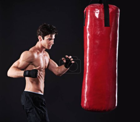 Téléchargez les photos : Homme, sac de boxe et défi avec fitness, entraînement et combattant avec gants et bien-être avec entraînement. Boxer, la pratique et l'athlète avec l'exercice et le cardio avec l'endurance, gars en bonne santé et le progrès. - en image libre de droit