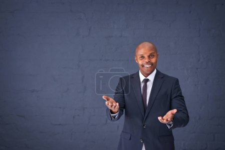 Téléchargez les photos : Heureux, portrait et homme noir avec mur pour la parole, la présentation ou la publicité sur un fond de studio gris. Homme africain, homme d'affaires ou orateur avec le sourire pour la communication sur l'espace de maquette. - en image libre de droit