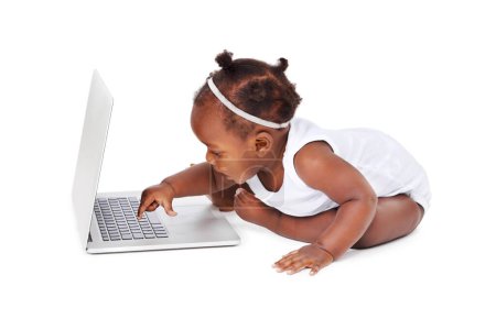 Foto de Africana, niña en estudio con portátil en retrato, curiosa o jugar con el ordenador. Niña sobre el telón de fondo con tecnología para video aprendizaje, diversión o desarrollo, hitos en Ciudad del Cabo. - Imagen libre de derechos