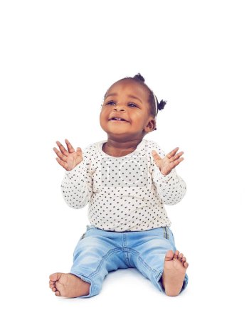 Téléchargez les photos : Bébé, amusant et applaudissant avec le sourire en studio pour applaudir, jouer et joyeux sur fond blanc. Apprentissage de l'enfant et habiletés motrices pour le développement de l'enfant, excité et heureux enfant ou bébé. - en image libre de droit