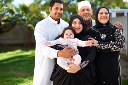 Téléchargez les photos : Famille musulmane, grands-parents et parents avec bébé en plein air, célébration de l'Aïd ou Ramadan avec bonheur et générations. Les gens dans le jardin, l'amour et le soutien avec le sourire pour les vacances islamiques et les liens. - en image libre de droit