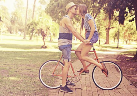Téléchargez les photos : Couple, baiser et parc avec vélo, rendez-vous et détente pour une relation amoureuse et amoureuse. Homme, femme et vélo avec nature, herbe et soins pour New York Voyage et aventure en vacances ou lune de miel. - en image libre de droit