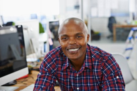 Téléchargez les photos : Homme africain, portrait et ordinateur ou technologie avec travail créatif, sourire heureux avec web designer dans l'espace de travail de bureau. Homme d'affaires, entreprise et lieu de travail pour la recherche en ligne avec navigateur Internet. - en image libre de droit