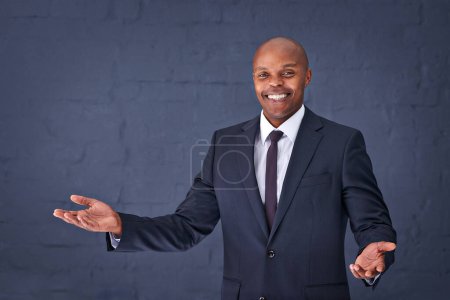 Foto de Hombre feliz, retrato y negro con palma para presentación, discurso o publicidad en un fondo gris estudio. Hombre africano, hombre de negocios o orador con sonrisa para la comunicación en el espacio de maqueta. - Imagen libre de derechos