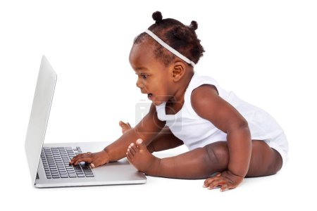 Foto de Bebé africano en estudio con portátil sobre fondo blanco para el aprendizaje, desarrollo o crecimiento o hitos con el ordenador. Niña, telón de fondo o tecnología, educación o formación curiosa o infantil. - Imagen libre de derechos
