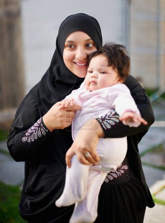 Foto de Mamá islámica, bebé niña y celebrar Eid en el patio trasero de la casa familiar, juntos y la relación con el niño. Persona musulmana, bebé y vínculo para el desarrollo y Ramadán en el jardín - Imagen libre de derechos
