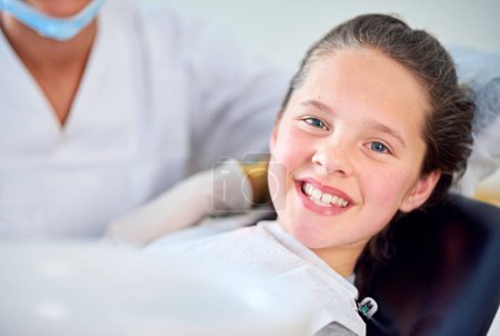 Téléchargez les photos : Portrait dentaire, d'examen ou de fille avec dentiste dans la salle de consultation pour la bouche, la gomme ou le bien-être. Nettoyage, blanchiment des dents ou consultation d'orthodontiste pour les dents, la croissance ou le sourire et le développement. - en image libre de droit