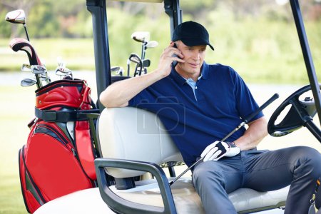 Téléchargez les photos : Homme, appel téléphonique et parler en voiturette de golf pour le réseautage, la communication et la planification de l'horaire. Homme, parler et athlète en plein air sur la technologie, golfeur et les sports sur le terrain ou l'entraînement sur la pelouse. - en image libre de droit