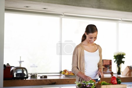 Téléchargez les photos : Femme, à la maison et heureuse ou préparant pour la salade avec des poivrons, sain ou bien-être ou végétalien. Femme, maison ou joyeuse avec des ingrédients dans la cuisine pour le dîner, régime ou légumes ou légumes verts pour la recette. - en image libre de droit