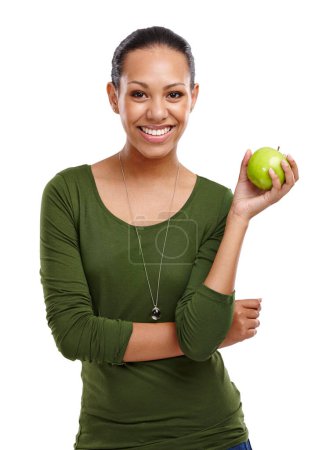 Téléchargez les photos : Femme, portrait et pomme pour la fibre en studio, avantages et fruits pour la nutrition sur fond blanc. Femme, sourire et fierté pour la désintoxication ou minéraux pour l'alimentation, la perte de poids et les vitamines organiques. - en image libre de droit