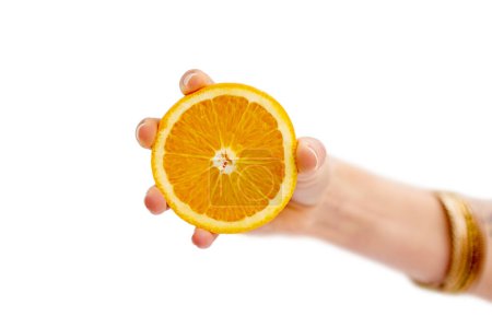 Foto de Vitamina C, cítricos y naranjas en estudio, bienestar y fibra para la salud cardiovascular con potasio. Nutrición, saludable y comida como fruta, antioxidante y jugo para comer en fondo blanco. - Imagen libre de derechos