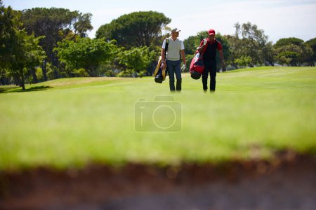Foto de Caminata, campo y gente al aire libre para el golf, el juego y el entrenamiento juntos en el club en verano. Golfista, amigos y hombres en césped de hierba en el parque con la felicidad de la práctica del deporte en la competencia saludable. - Imagen libre de derechos