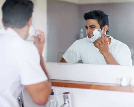 Téléchargez les photos : Mousse, miroir et homme avec rasoir dans la salle de bain pour l'hygiène, le toilettage et le lavage du visage à la maison, à la maison et à l'appartement. Homme, gen z guy et réflexion de l'élève avec crème à raser, soin du visage ou de la peau. - en image libre de droit