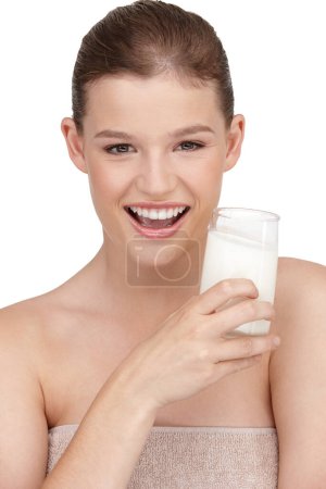Téléchargez les photos : Portrait, femme et alimentation saine en buvant du lait en studio pour le calcium, la nutrition et les protéines avec des bienfaits de désintoxication. Smoothie heureux, femme et produits laitiers aux vitamines naturelles pour le bien-être. - en image libre de droit