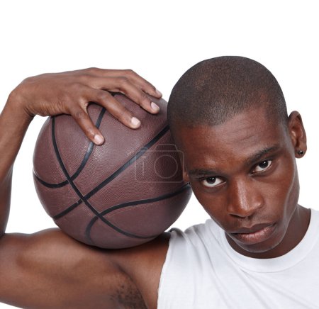 Téléchargez les photos : Homme noir, basket et portrait par fond blanc pour la forme physique, le sport et la santé. Exercice, visage fort et sérieux de l'athlète masculin en studio avec balle pour vêtements de sport, bien-être et musculation. - en image libre de droit