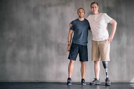 Téléchargez les photos : Heureux, physiothérapeute et homme handicapé en portrait avec jambe prothétique dans l'espace de maquette. Studio, arrière-plan et soins orthopédiques ou réadaptation pour homme handicapé avec sourire. - en image libre de droit