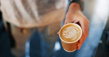 Foto de Arte latte, cafetería y manos vertiendo taza para llevar con barista, pequeñas empresas y hospitalidad. Cappuccino, espuma de leche y persona de servicio en cafetería, restaurante o bistró con bebida caliente para llevar - Imagen libre de derechos