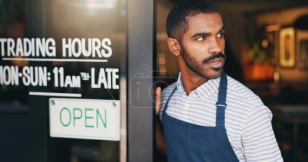 Mann, Café und offenes Schild an der Haustür mit Warten auf Kunden, Denken und Service am Morgen. Kellner, Server oder Kleinunternehmer in der Cafeteria mit Verpflegung für den Willkommensdrink.