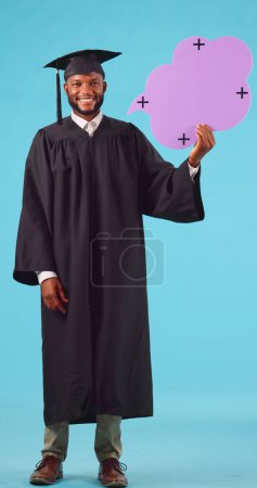 Téléchargez les photos : Homme noir, diplômé et pointant vers bulle de la parole pour le succès, le recrutement, fond bleu. Étudiant, diplôme et portrait avec une personne de sexe masculin avec promotion ou annonce, inscrivez-vous avec bonheur - en image libre de droit