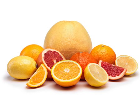 Téléchargez les photos : Vitamine c, fruits et agrumes en studio avec citron pour minéraux, désintoxication et nutrition saine sur fond blanc isolé. Orange, pamplemousse et mandarine pour le bien-être, antioxydants et jus frais. - en image libre de droit