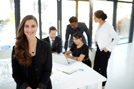 Téléchargez les photos : Portrait professionnel de la femme en fonction avec confiance pour le leader ou le gestionnaire et l'équipe en réunion. Fierté, sourire et femme d'affaires avec des gens d'affaires, collaboration et travail sur la stratégie de marketing. - en image libre de droit