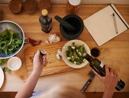 Téléchargez les photos : Une saine alimentation. Plan grand angle d'une femme préparant une salade dans une cuisine - en image libre de droit