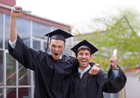 Téléchargez les photos : Amis, célébrer et réussir à l'université pour l'obtention du diplôme, les étudiants et heureux à l'événement avec certificat. Diversité, hommes et diplômes pour la réussite, le bonheur et le portrait sur le campus avec fierté - en image libre de droit