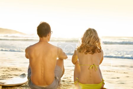 Téléchargez les photos : Surfeurs, dos ou couple à la plage pour se détendre pour l'aventure, anniversaire ou bien-être à Miami, Floride. En plein air, planche de surf ou les personnes en pause pour le surf en vacances en mer ou l'océan en été. - en image libre de droit