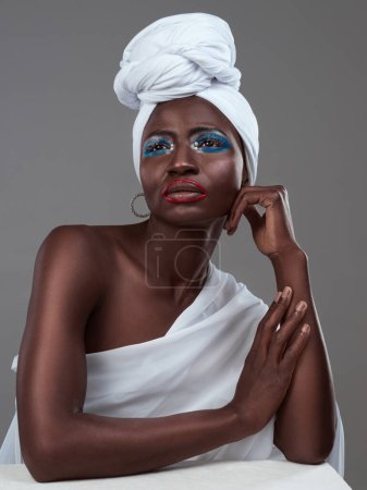 Foto de Idea de maquillaje africano, femenino y creativo para el arte y el orgullo por la belleza de la cultura indígena. Estudio, modelo y pensamiento con pintura de color en la piel con brillo de cosméticos, cuidado de la piel y estilo tradicional. - Imagen libre de derechos
