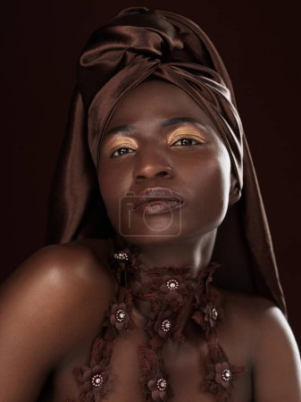 Foto de Mujer negra, moda y maquillaje con ropa tradicional africana, orgullo por la herencia en el fondo oscuro del estudio. Modelo retrato, rostro y mujer con diadema y confianza para la expresión cultural. - Imagen libre de derechos