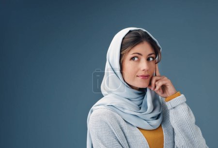 Foto de Mujer, estudio y pensamiento en hijab con manos para visión con confianza para plan con ideas. Cultura islámica, orgullo y fondo azul para los árabes con religión, Oriente Medio y naturaleza. - Imagen libre de derechos